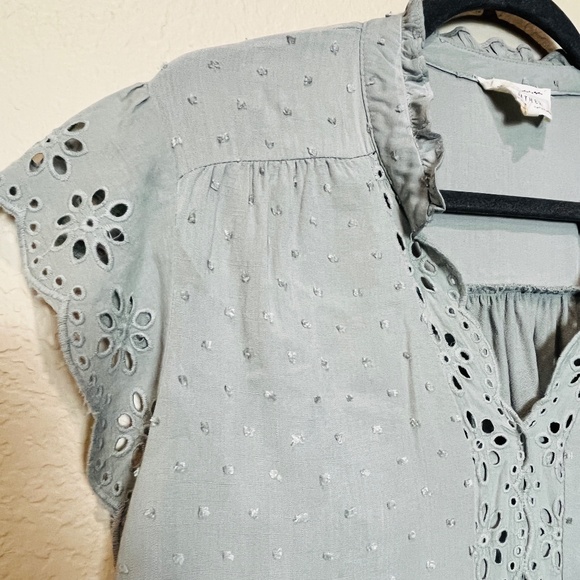 Flower & Feather Tops - Flower & Feather | 2XL | Light Sage Green Eyelet Short‑Sleeve Top